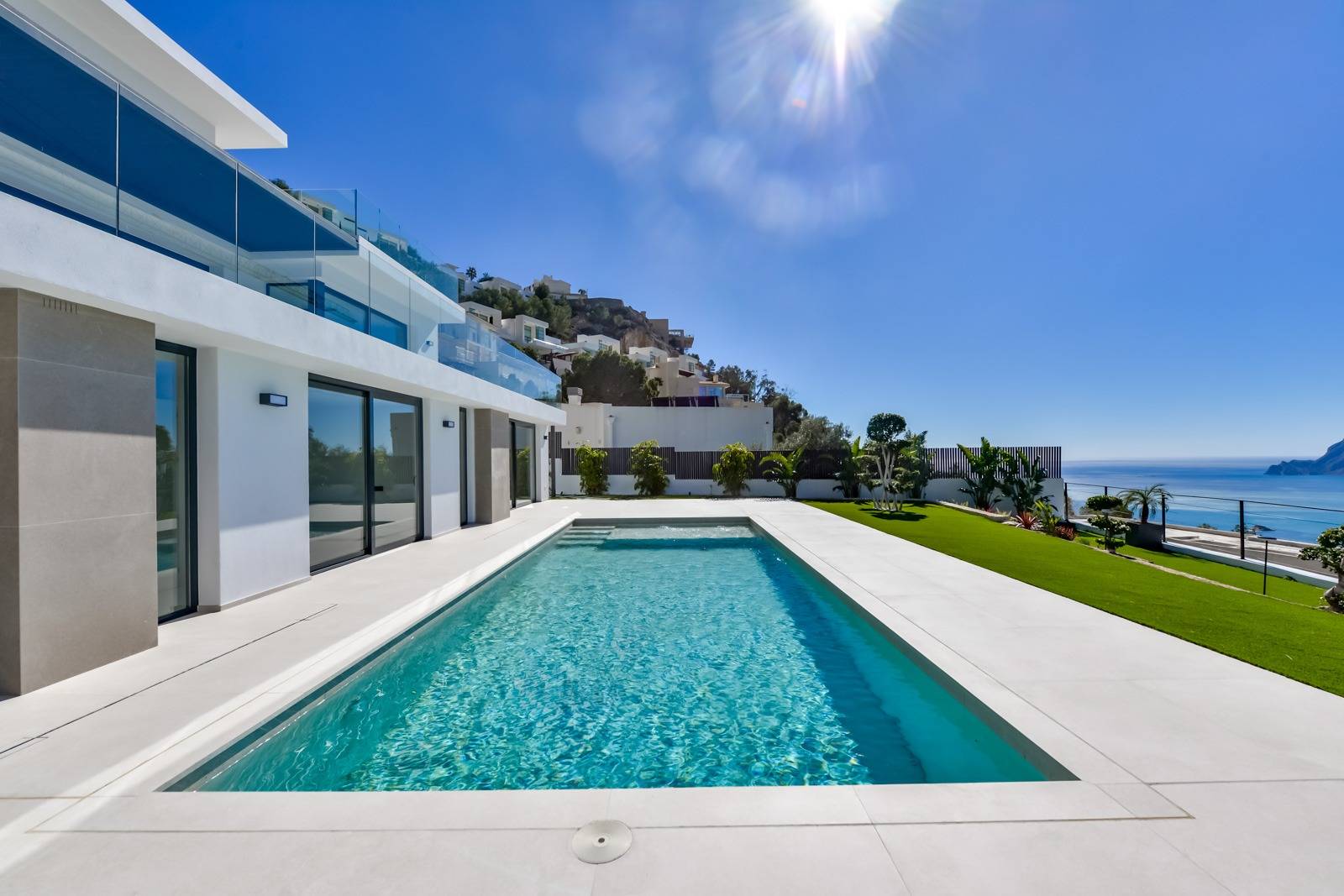 Villa Salónica. Villa contemporánea con excepcionales vistas al mar en venta en Altea Hills.