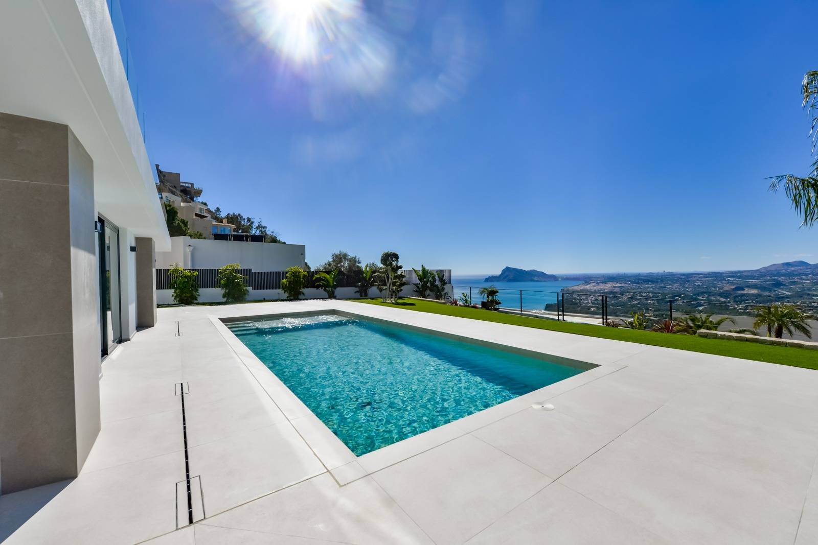 Villa Salónica. Villa contemporánea con excepcionales vistas al mar en venta en Altea Hills.