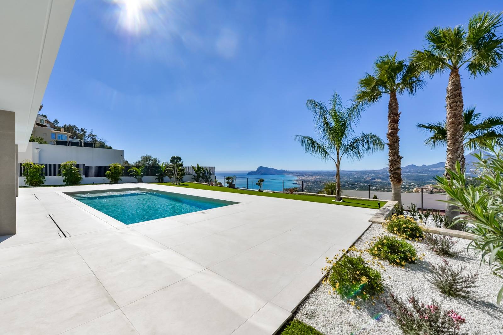 Villa Salónica. Villa contemporánea con excepcionales vistas al mar en venta en Altea Hills.