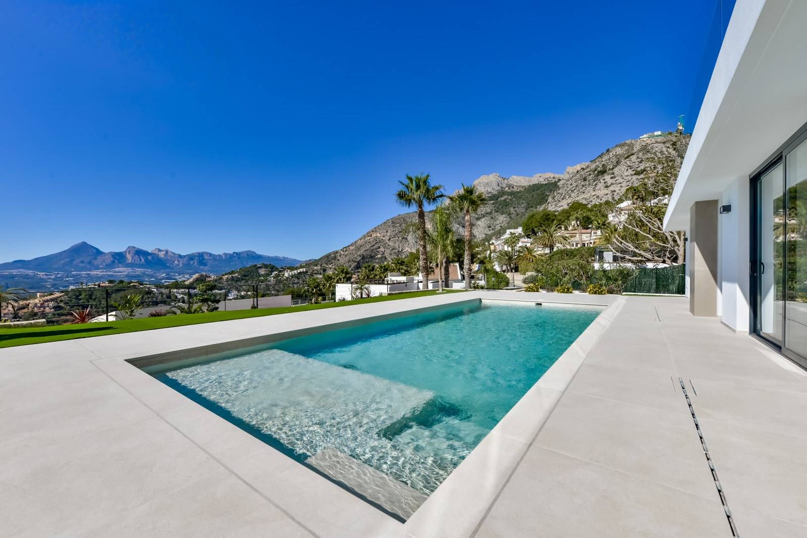 Villa Salónica. Villa contemporánea con excepcionales vistas al mar en venta en Altea Hills.