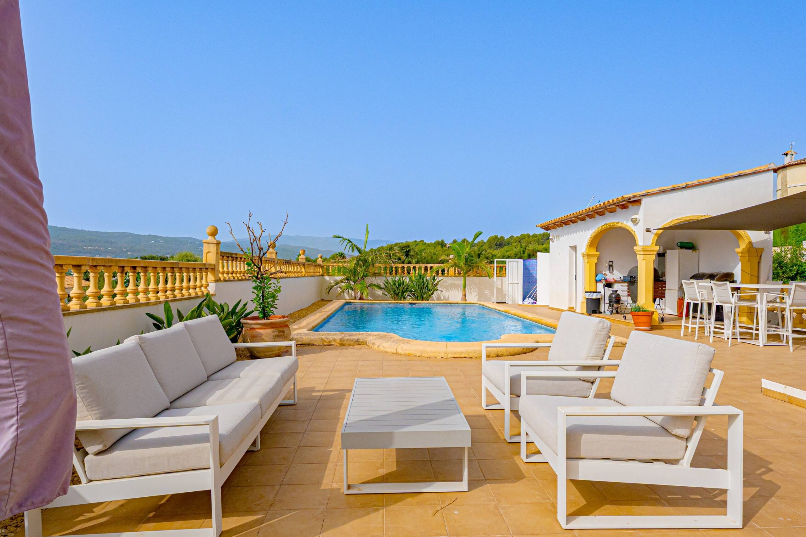 Villa Rosa. Amplia villa con vistas panorámicas en venta en Beniarbeig.