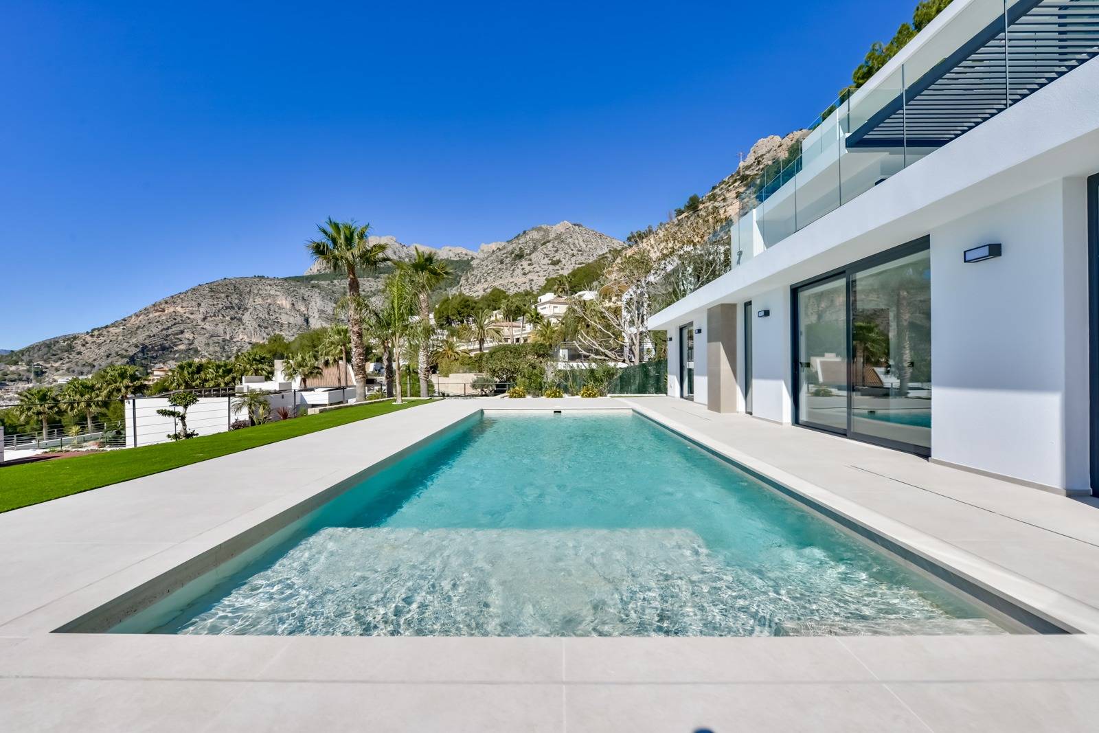 Villa Salónica. Villa contemporánea con excepcionales vistas al mar en venta en Altea Hills.