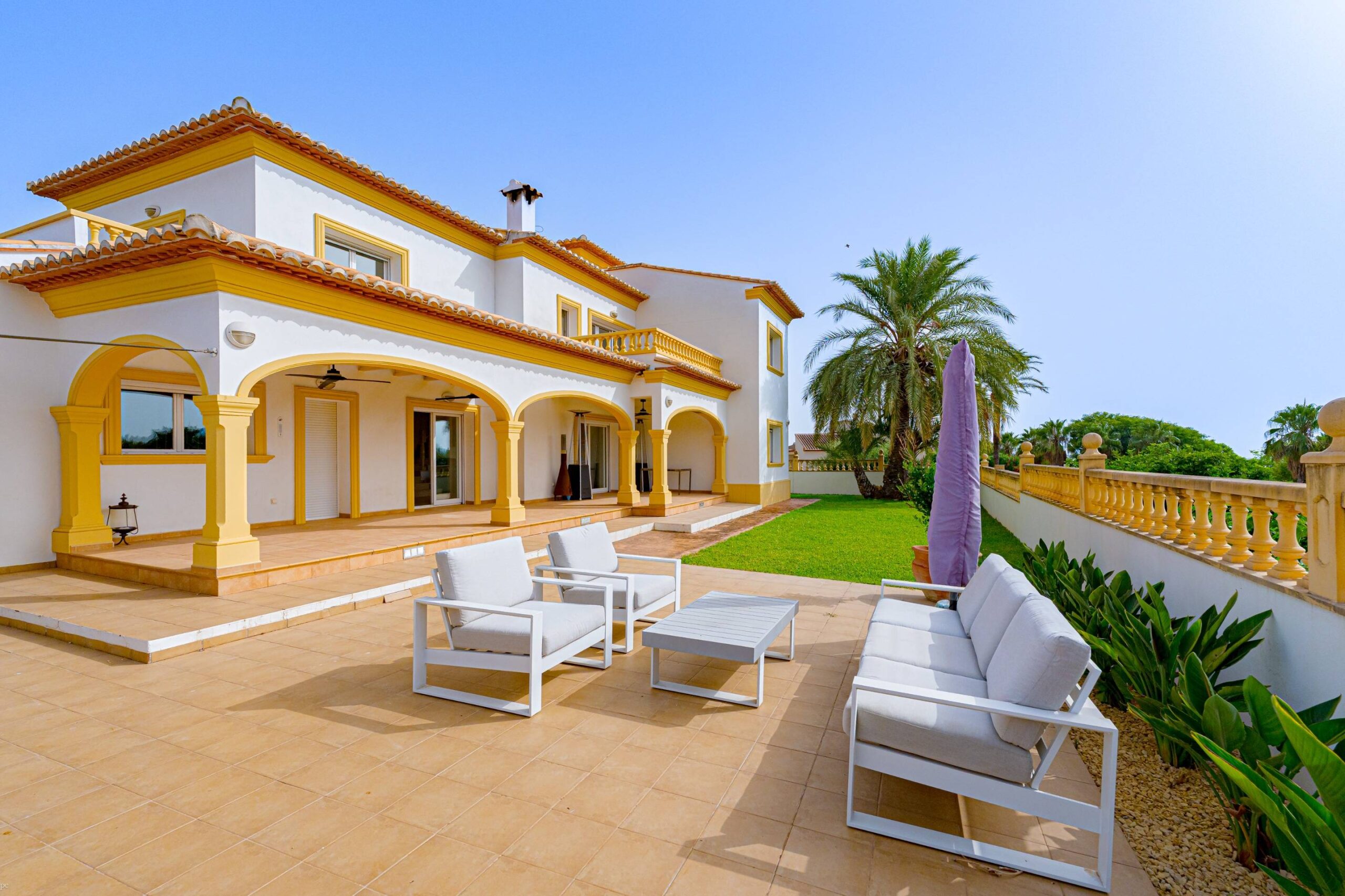 Villa Rosa. Amplia villa con vistas panorámicas en venta en Beniarbeig.