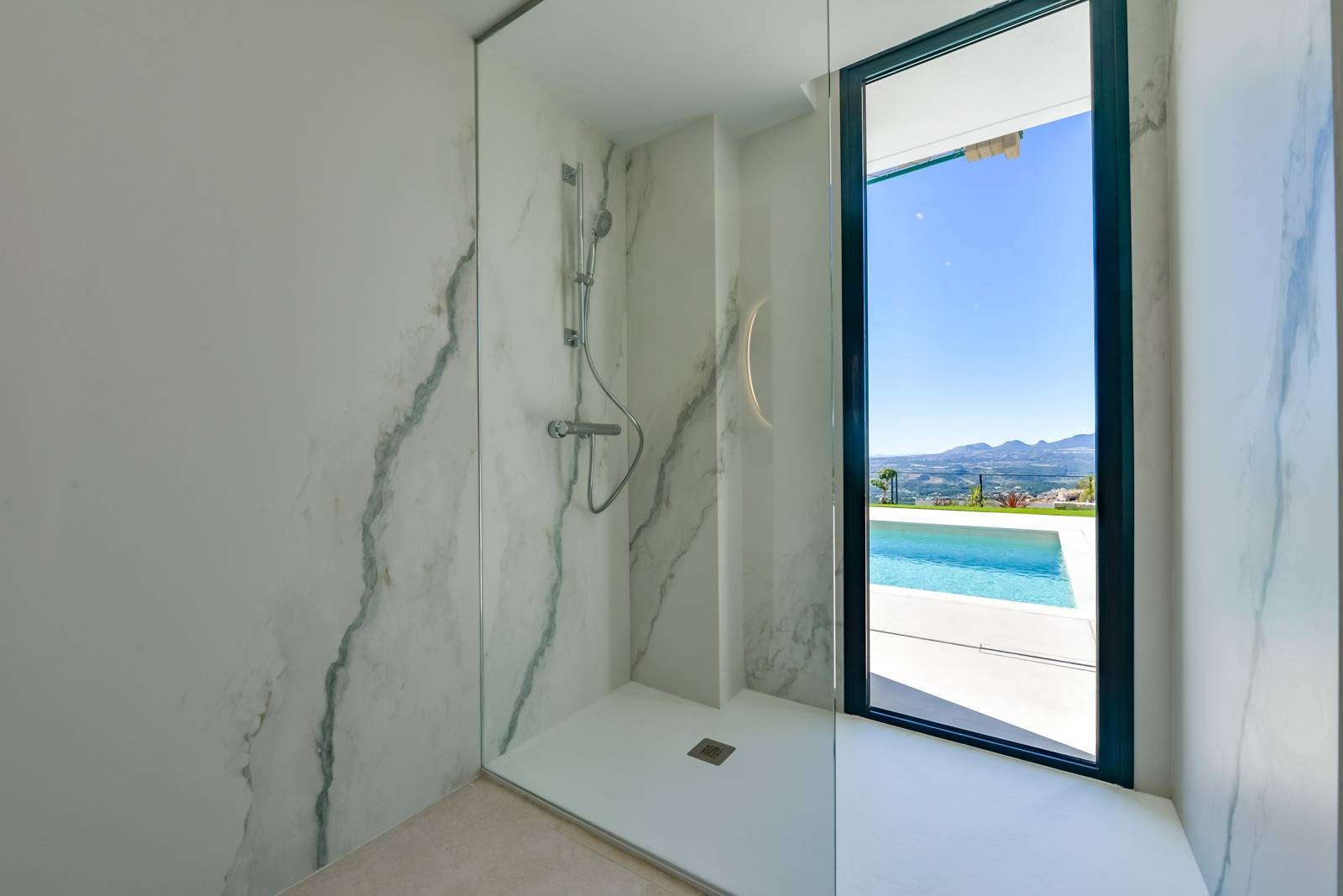 Villa Salónica. Villa contemporánea con excepcionales vistas al mar en venta en Altea Hills.