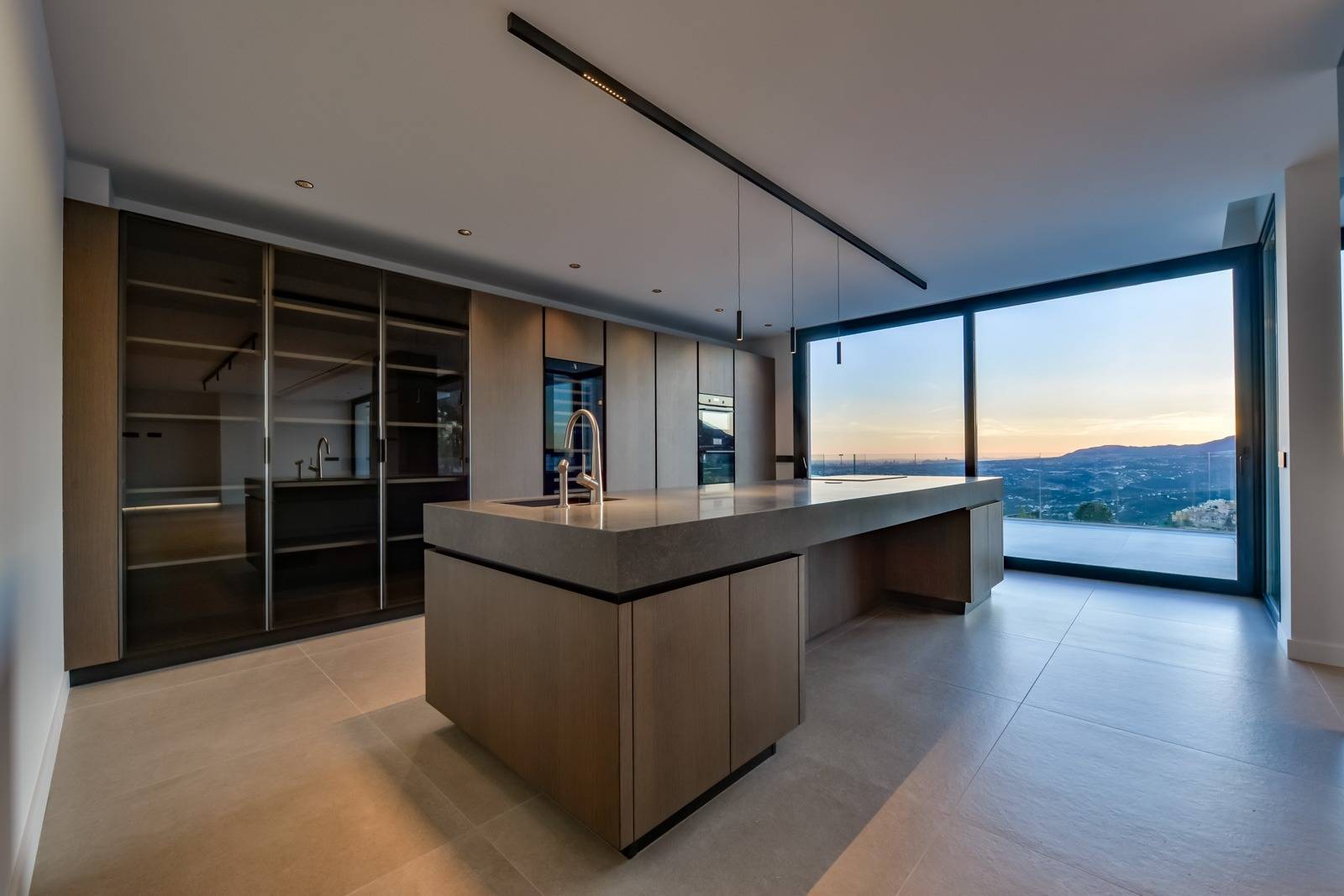 Villa Salónica. Villa contemporánea con excepcionales vistas al mar en venta en Altea Hills.