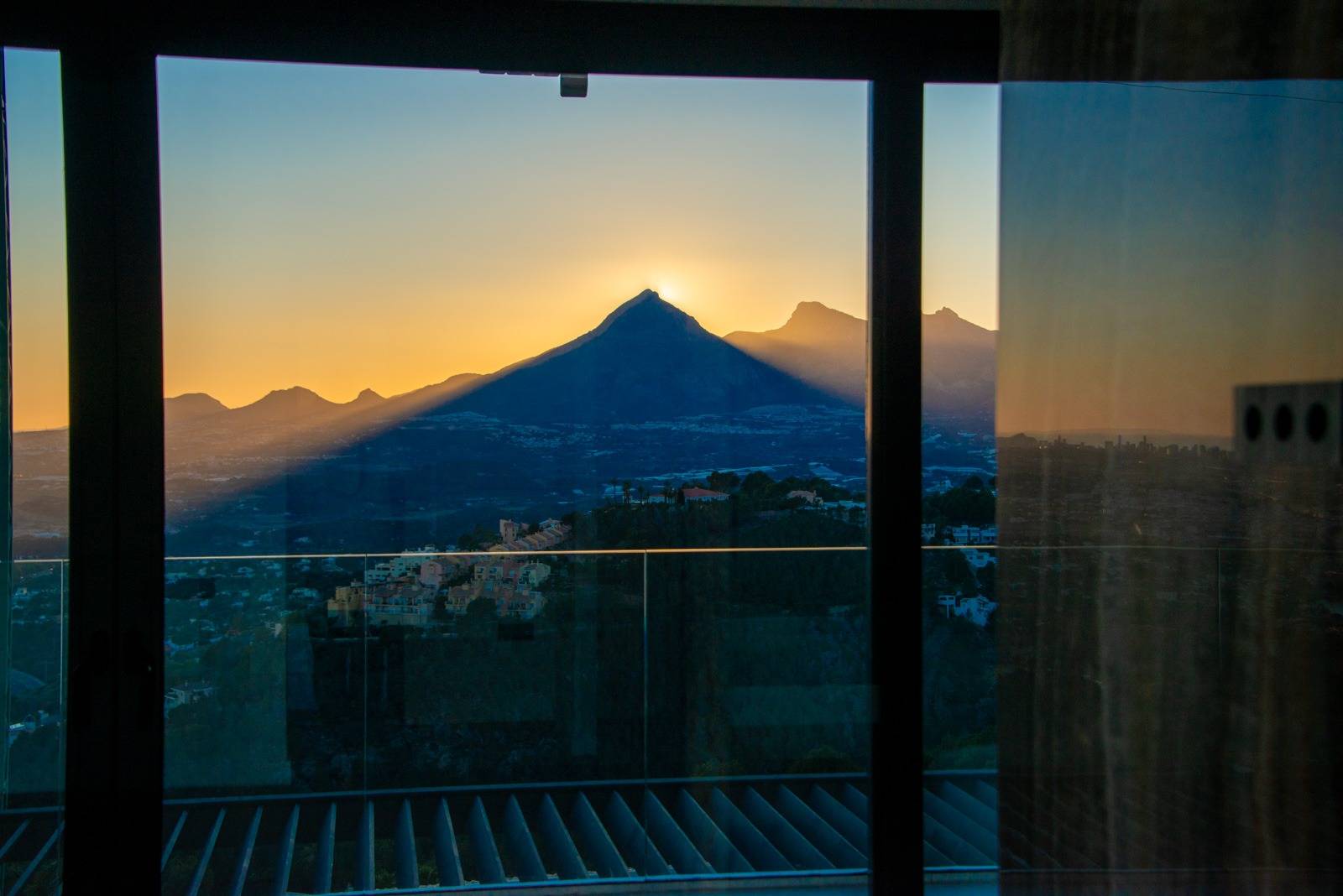 Villa Salónica. Villa contemporánea con excepcionales vistas al mar en venta en Altea Hills.