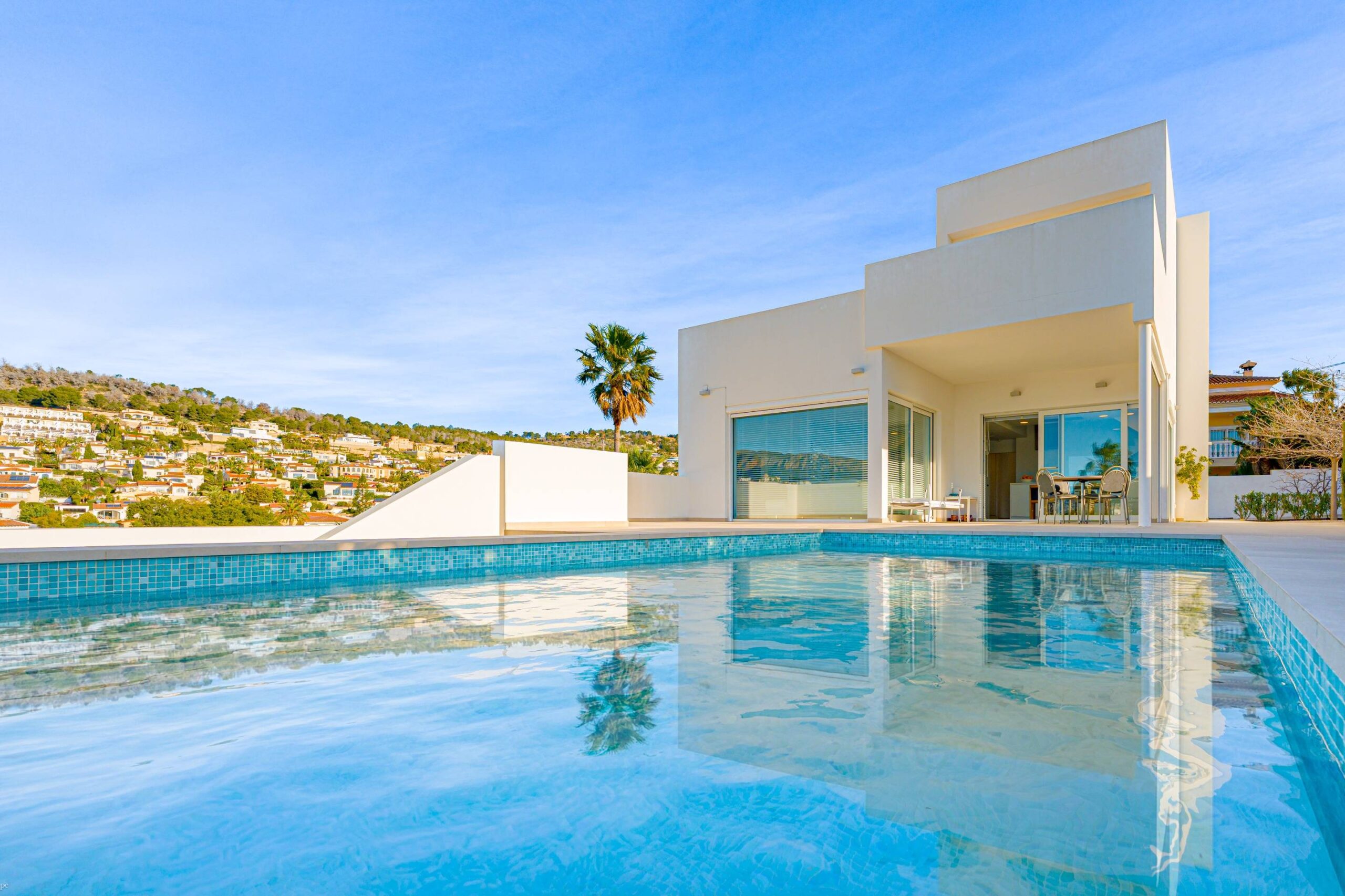 Villa Zeus. Villa moderna en venta en Calpe con vistas al mar.