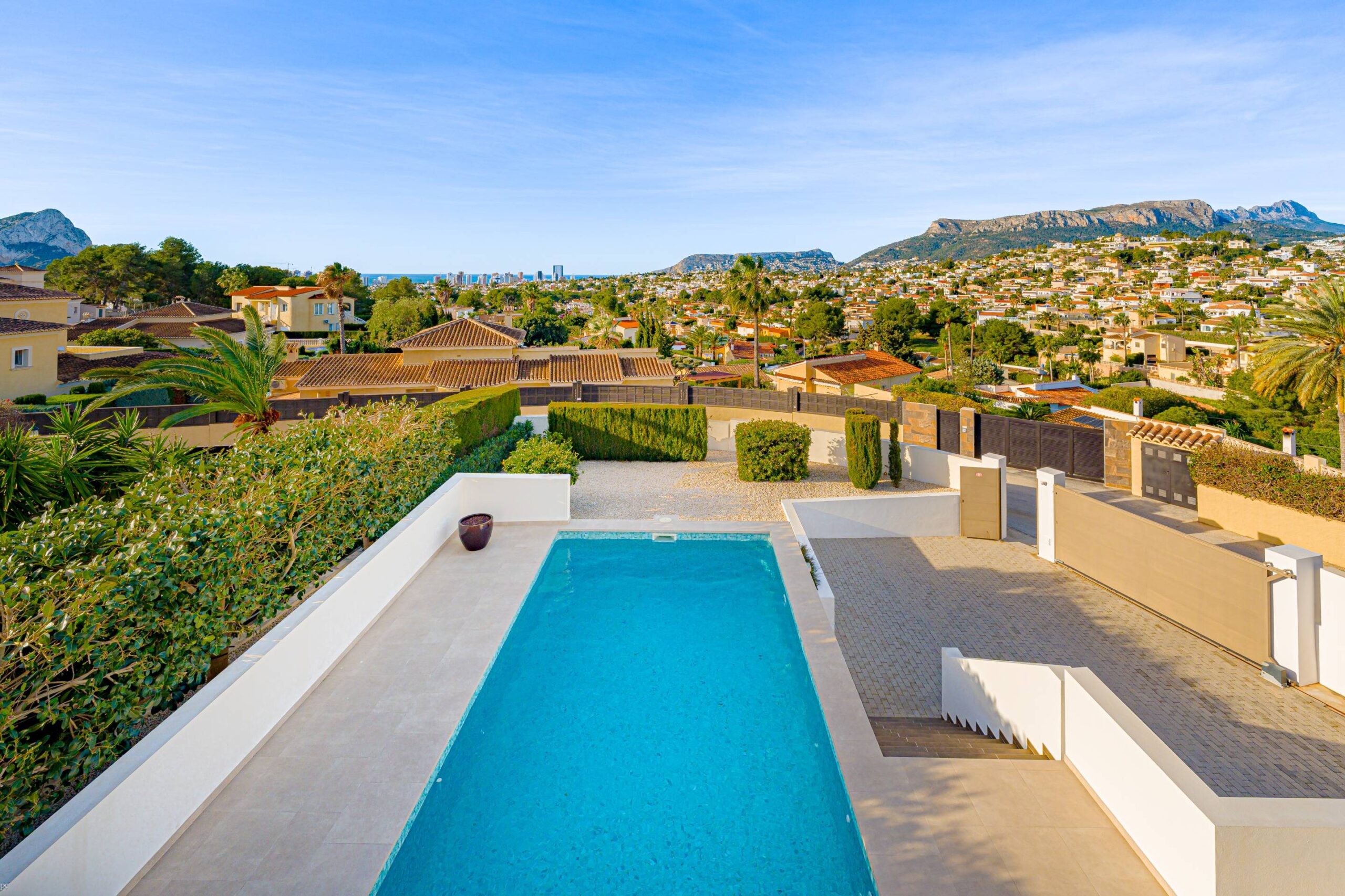 Villa Zeus. Villa moderna en venta en Calpe con vistas al mar.