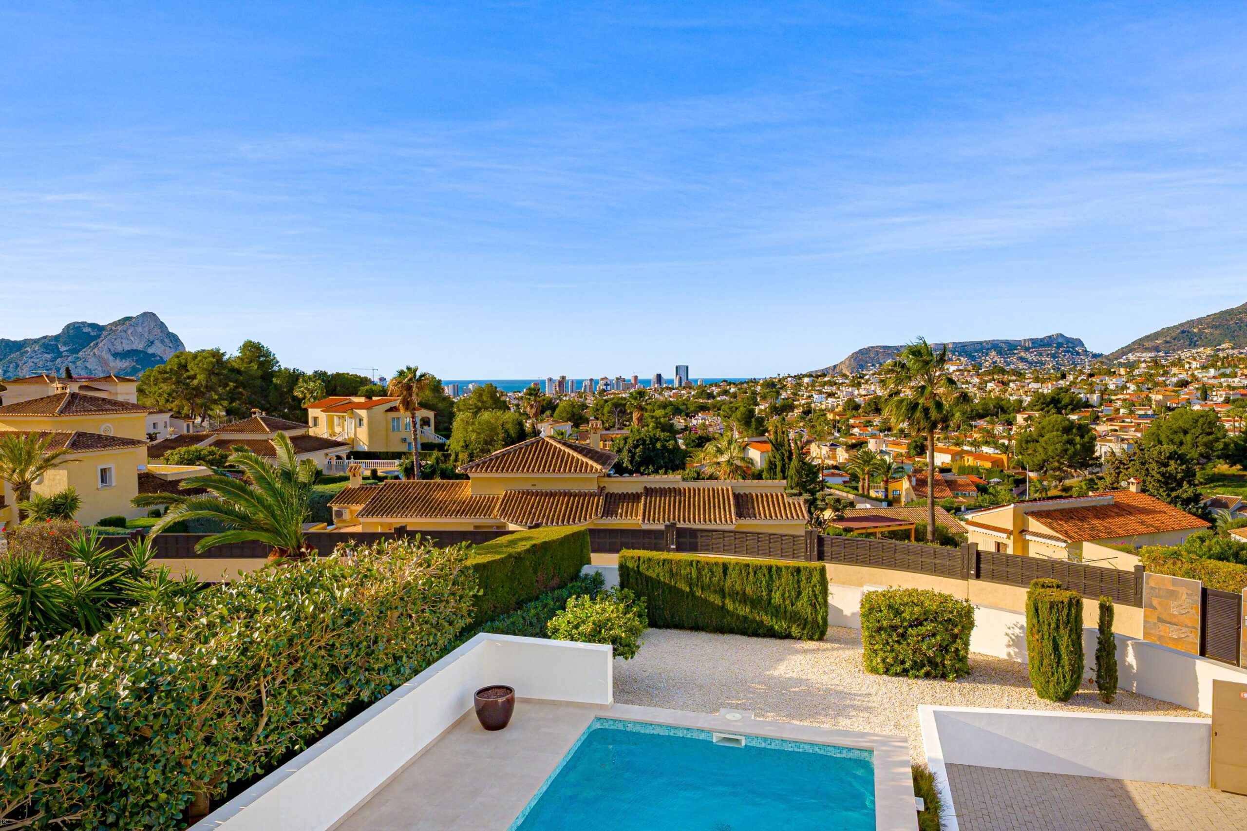 Villa Zeus. Villa moderna en venta en Calpe con vistas al mar.