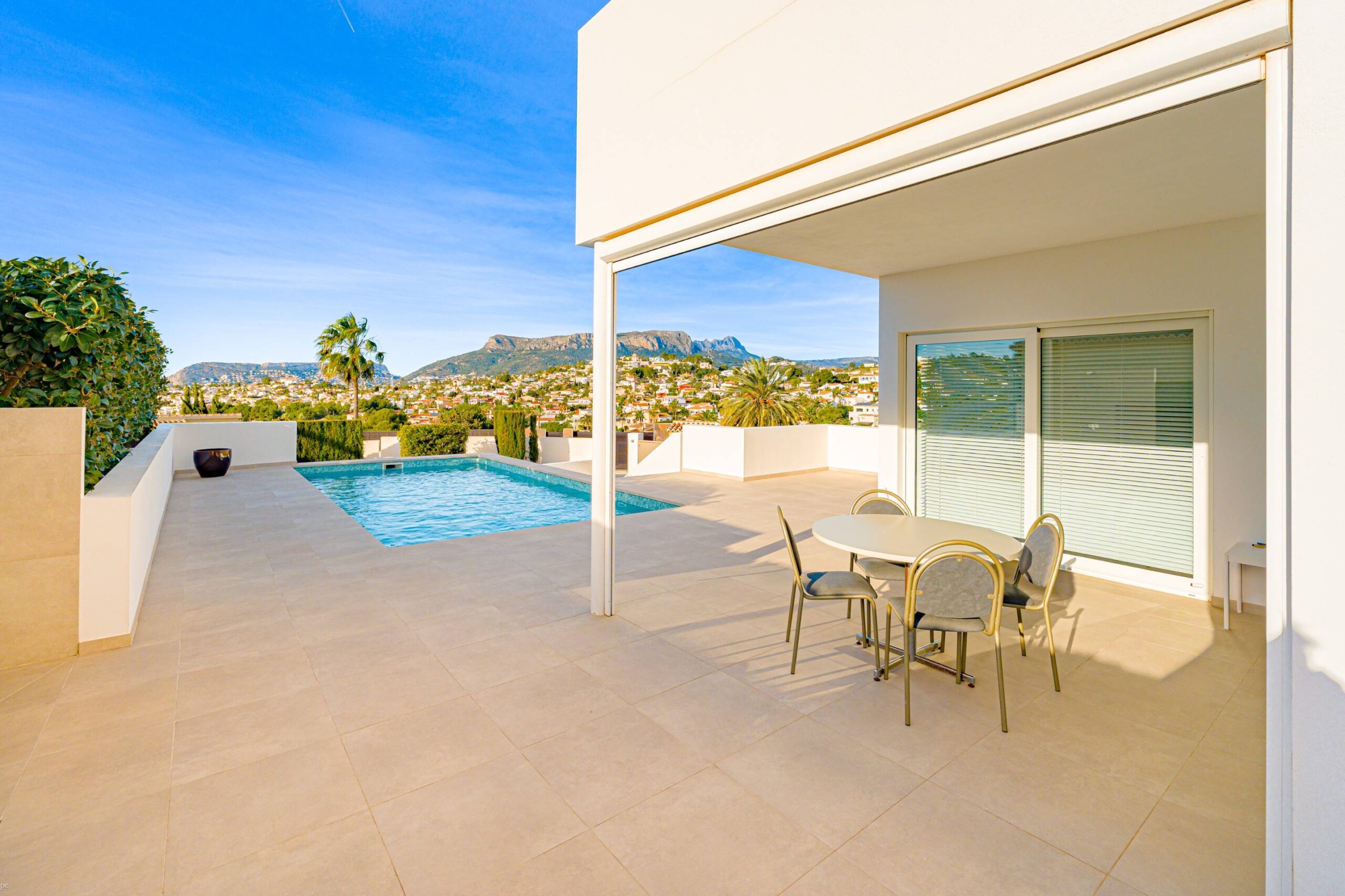 Villa Zeus. Villa moderna en venta en Calpe con vistas al mar.