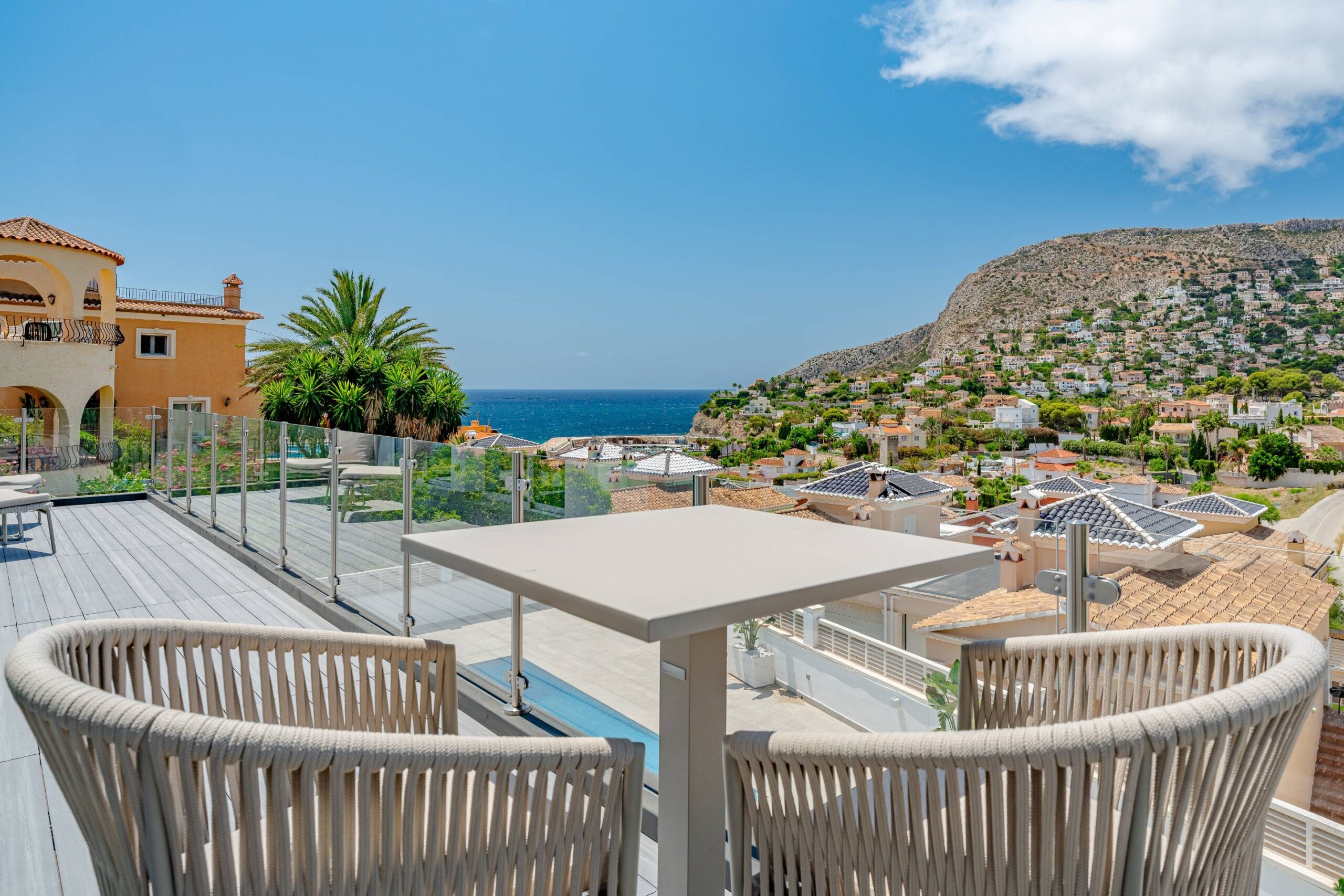 Villa a la venta con vistas al mar y a la montaña en Calpe