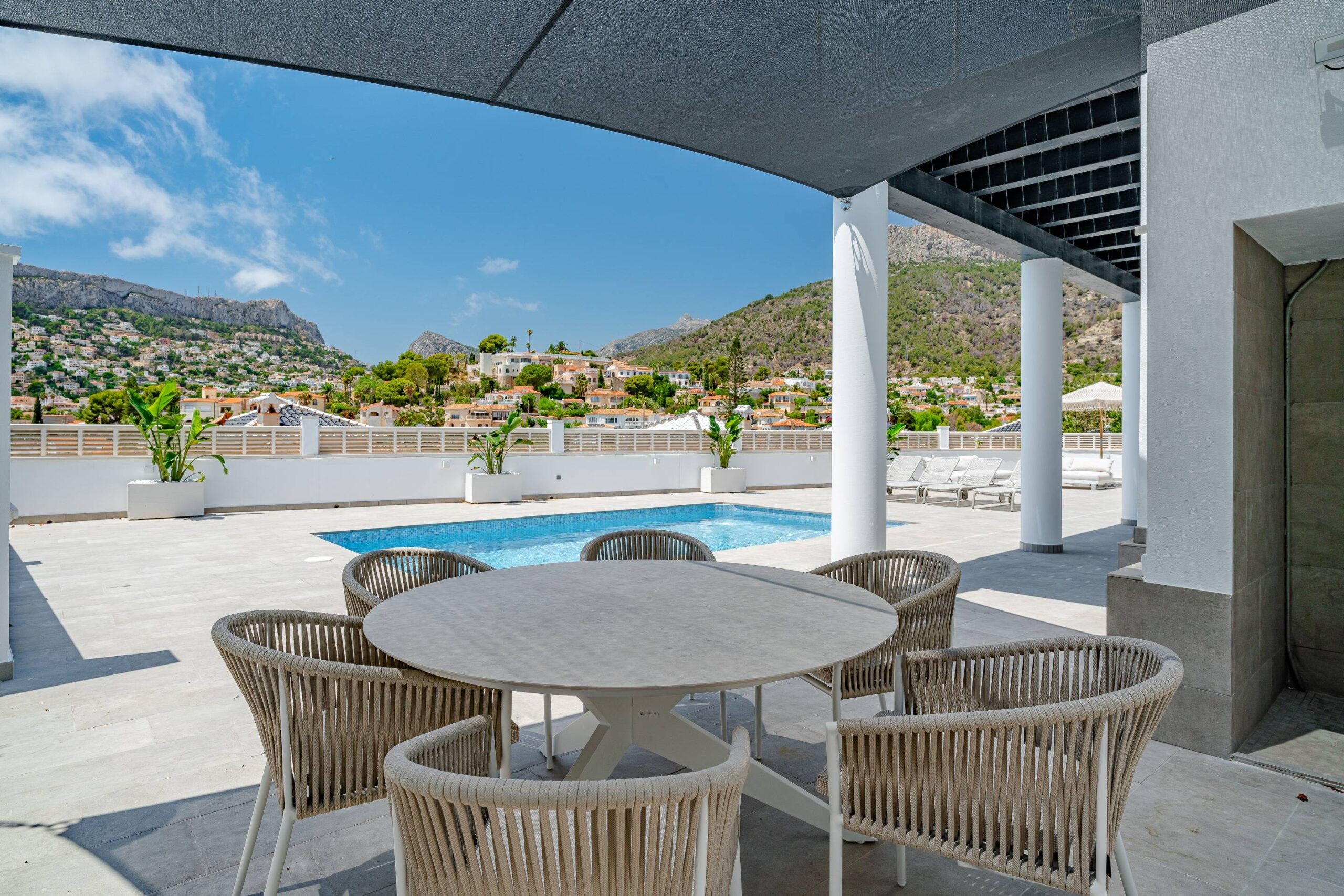 Villa a la venta con vistas al mar y a la montaña en Calpe