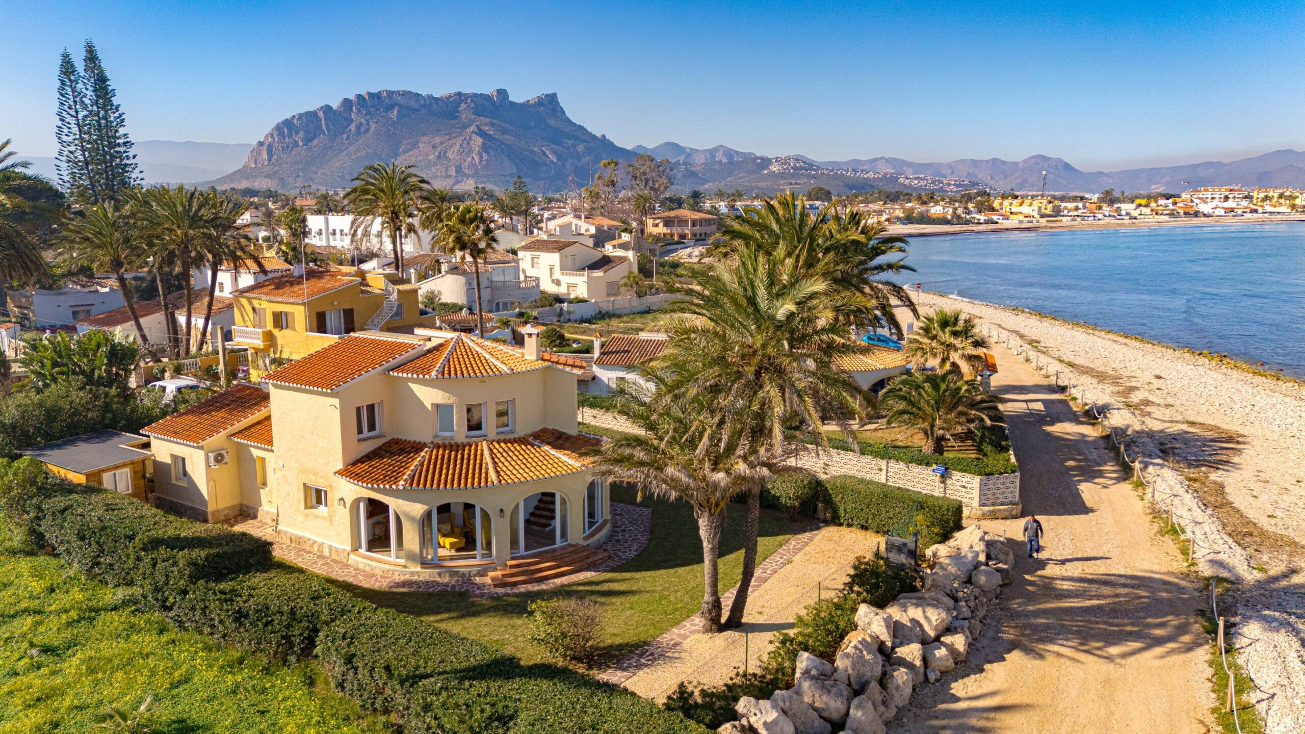 Villa Almadrava. Villa en primera línea de mar con vistas en venta en Denia. Ubicación excepcional.