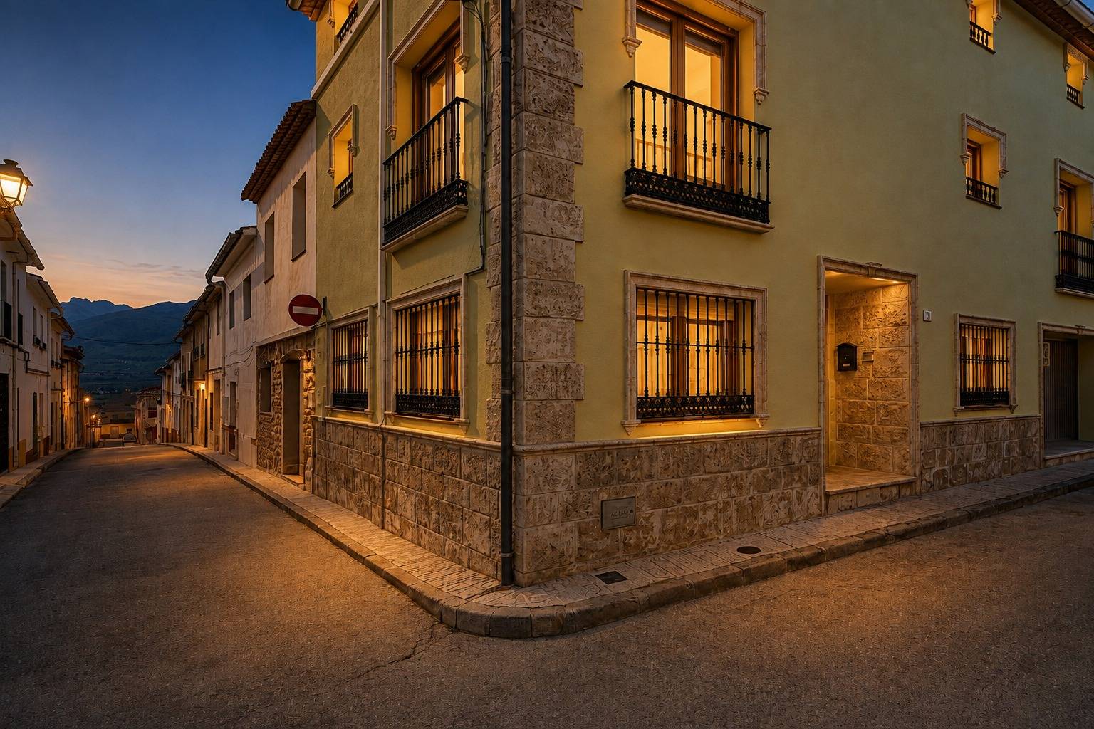 Elegante casa adosada a la venta de tres plantas en Alcalalí con terraza y vistas a la montaña