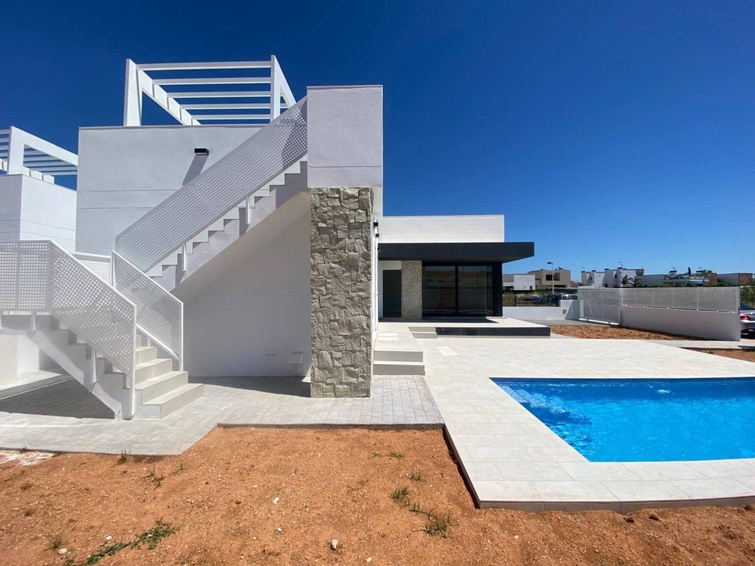 Villa Vicki. Villa moderna en venta en Els Poblets a un precio increíble.