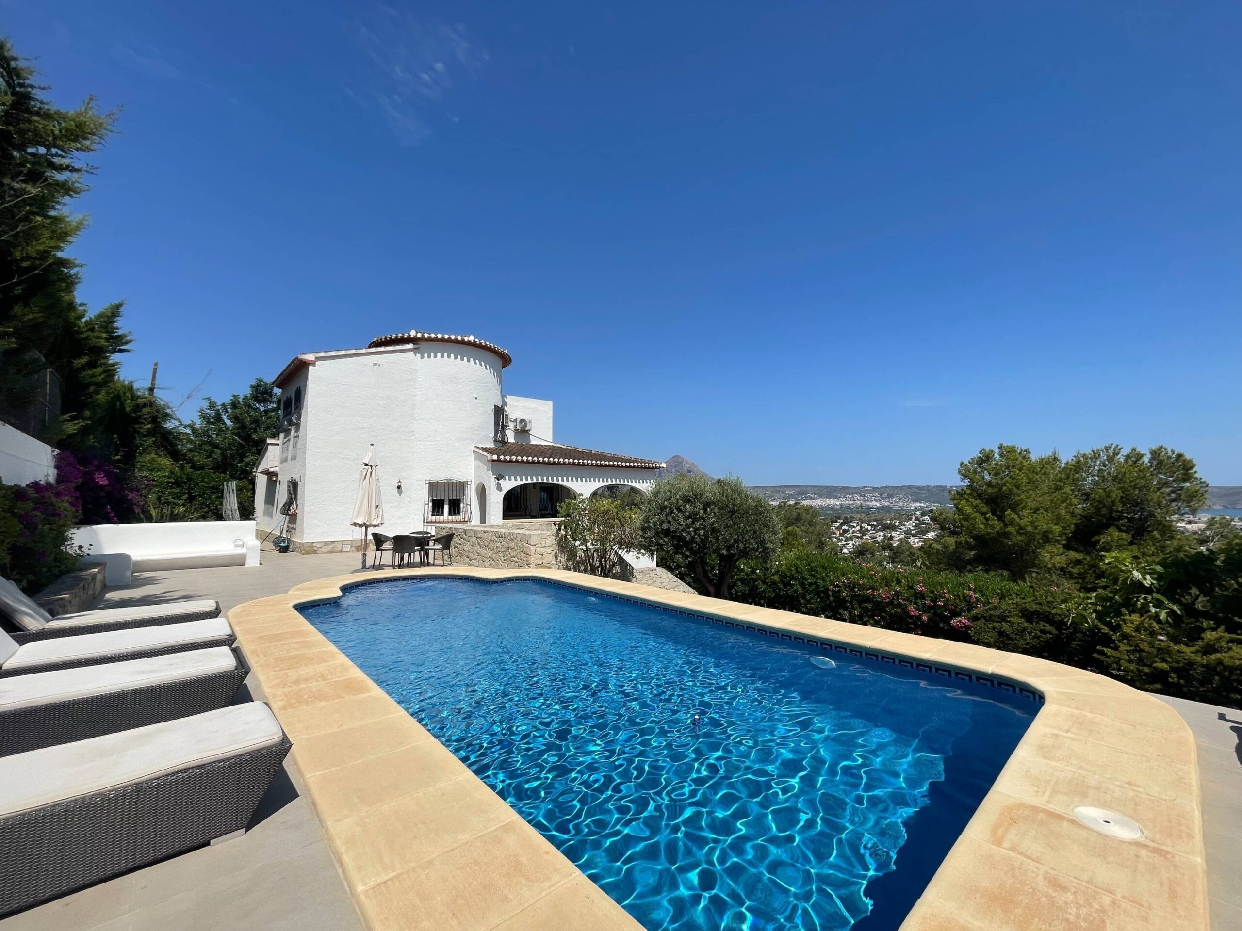 Villa Tetuana. Villa con vistas al mar en venta en Jávea