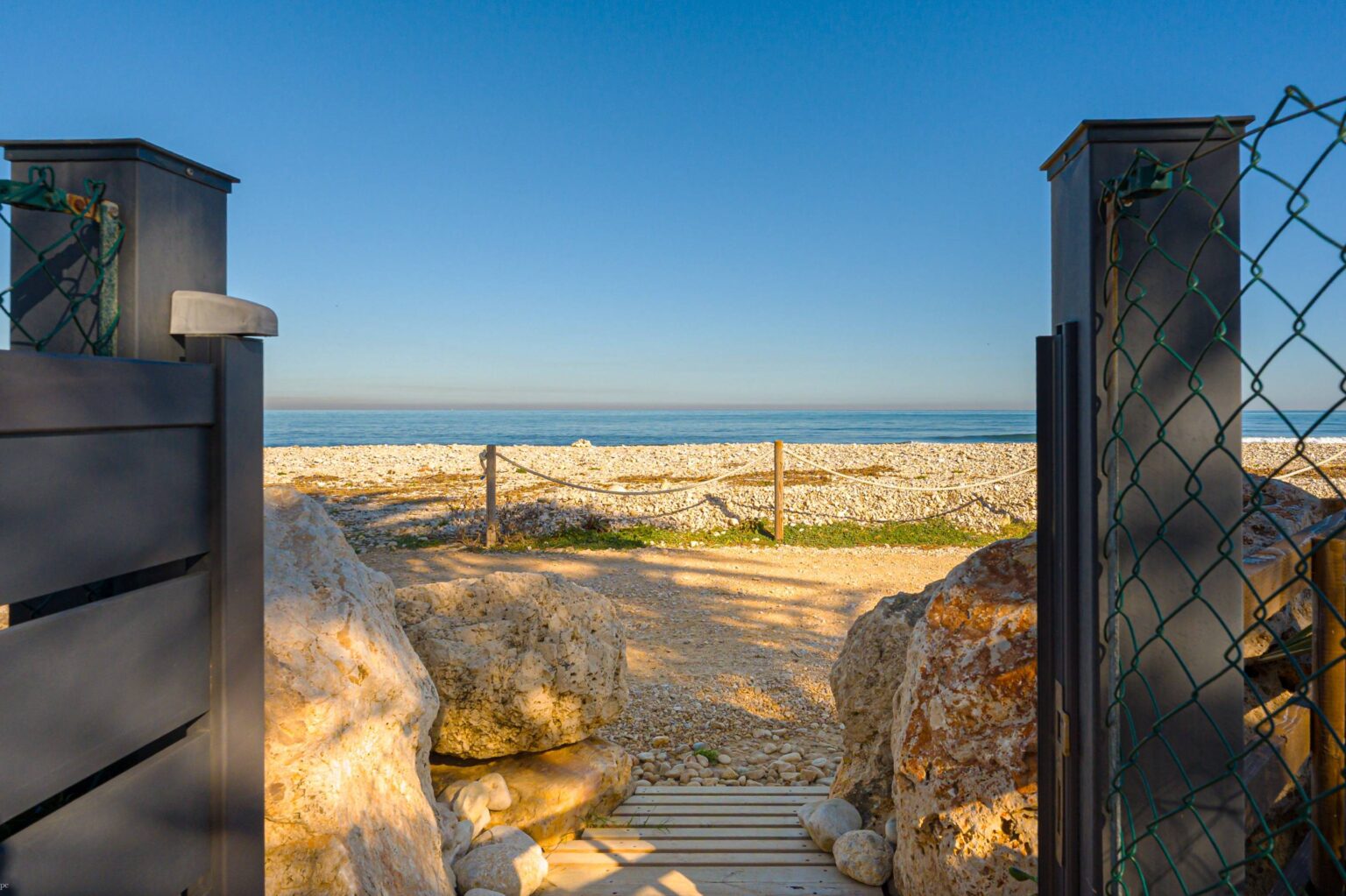 Villa Almadrava. Villa en primera línea de mar con vistas en venta en Denia. Ubicación excepcional.